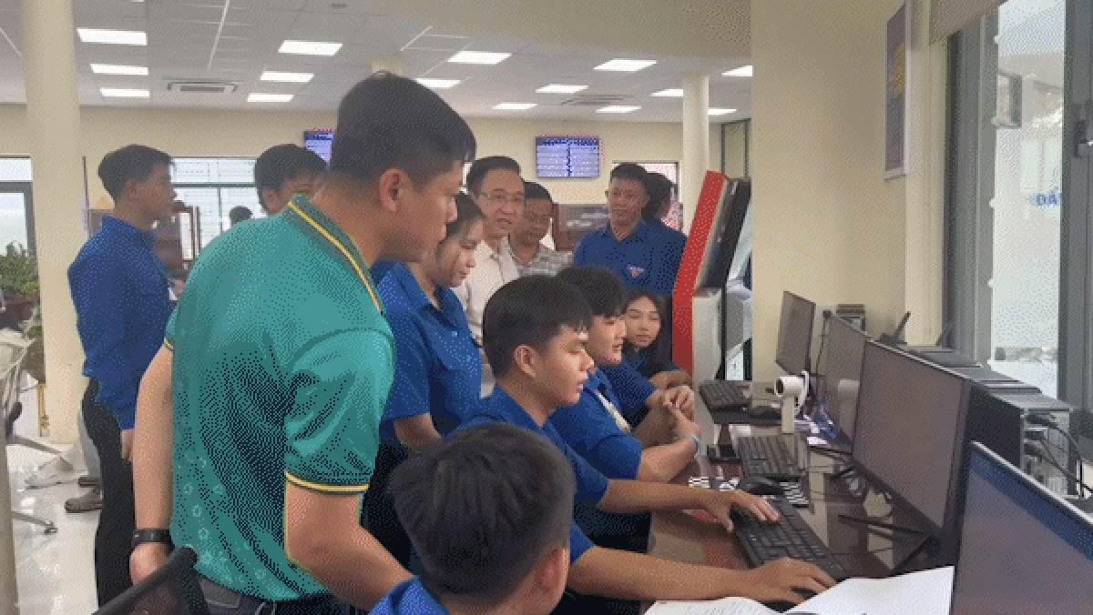 Lãnh đạo TPHCM thăm thanh niên tình nguyện 'Mùa hè số' - Báo Sài Gòn Giải Phóng