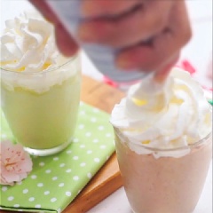 Cho kem tươi vào túi bóp kem bắp lên các ly sữa vừa xay là có thể dùng nhé!