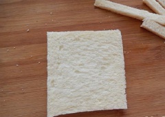 Chuối bóc vỏ, cắt quả chuối làm đôi, mỗi phân chia làm 4 miếng dài. Bánh mì cắt bỏ phần vỏ bên ngoài. Đặt bánh mì ra thớt hoặc đĩa, xếp chuối, phô mai bào vụn và lượng khoai lang tím nghiền nhuyễn vừa đủ vào. Sau đó cuộn bánh mì lại, dùng lòng đỏ trứng cố định miếng bánh mì lại.