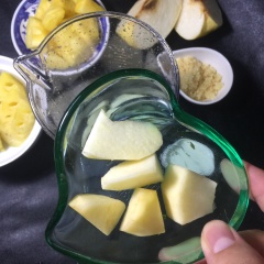 Cho thêm táo cùng khóm vào.
