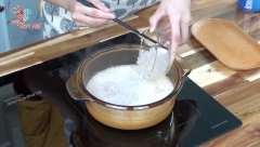 Phần nước chè: Chúng ta cho 200g đường phèn vào 400ml nước, đun cho tới khi đường tan thì cho cốt dừa vào và cuối cùng các bạn cho bột báng vào đun cho tới khi sôi lại nhé.