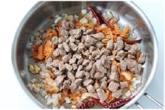 Cuối cùng cho thịt bò đã xào qua vào cùng kim chi cải thảo. Nêm gia vị hạt nêm, muối sao cho vừa ăn.