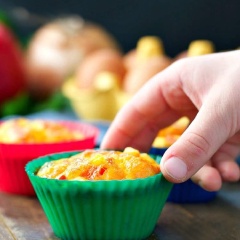 Bánh muffin đã hoàn thành rồi. Bạn và cả gia đình cùng ăn sáng cho nóng nhé, dùng cùng một cốc sữa tươi thì đúng là hết ý. Nếu không thích ớt chuông, bạn có thể thay thế bằng các loại rau củ khác nhé.