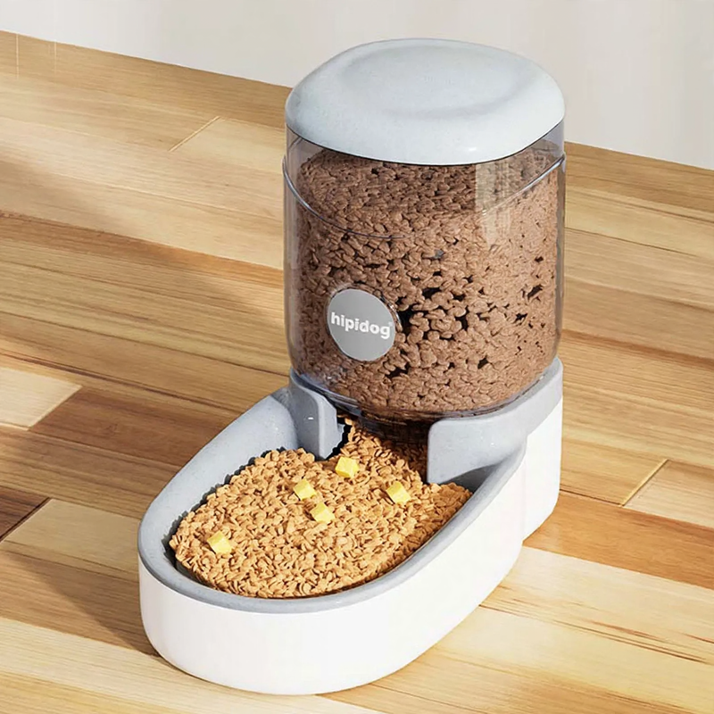 Automatic water and food bowl for cats and dogs