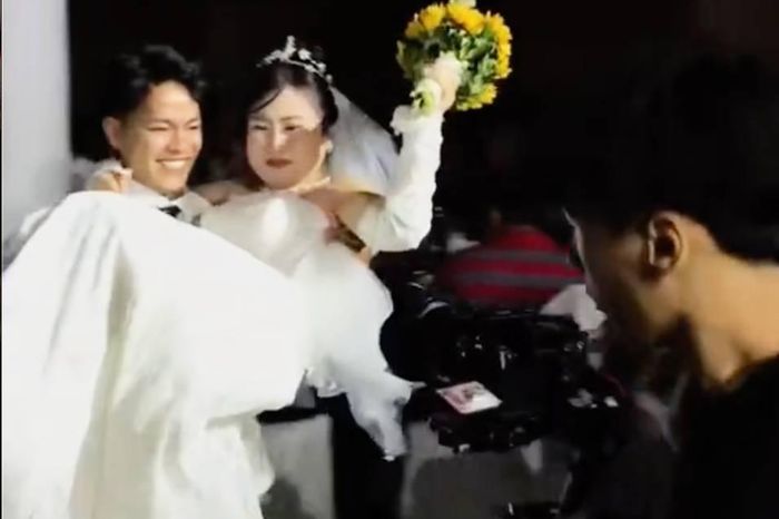 Chú rể bất ngờ bế bổng cô dâu TP.HCM lên sân khấu trong lễ cưới - Tạp chí Tri thức