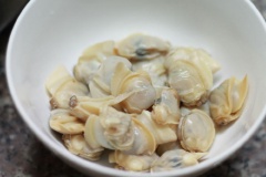 Lấy riêng phần thịt ngao ra chén, phần nước bạn gạn lấy nước trong, bỏ cặn.
