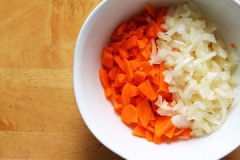 Làm nhân chả giò hải sản: Bỏ vỏ hành tây, cà rốt, rửa sạch sau đó băm nhỏ. Rửa sạch tôm, bóc vỏ bỏ đầu, băm miếng nhỏ. Cắt nhỏ chả cá. Ướp tôm và chả với 2g muối, 3g đường, 5g hạt nêm, 3g tiêu và 1 muỗng hành tím băm trong khoảng 10-15 phút cho ngấm gia vị.