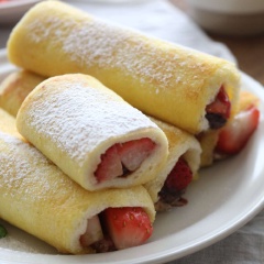 Gắp bánh ra đĩa, rắc đường bột hoặc hỗn hợp đường bột và bột quế lên trên mặt.