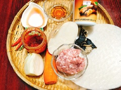 Đem nấm mèo khô ngâm nước cho nở rồi cắt bỏ chân nấm và thái nhỏ. Hành tây, củ sắn và cà rốt thái hạt lựu. Hành tím và tỏi băm nhỏ. Hành lá thái nhỏ.