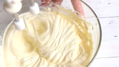 Gelatin lá ngâm với 100ml nước lạnh cho nở mềm thì chắc bớt nước, chừa lại một ít rồi cho gelatin vào lò vi sóng quay chảy hoặc đun cách thủy đều được. Kem phô mai để mềm ở nhiệt độ phòng. Cho kem phô mai và đường bột vào âu hoặc tô lớn, dùng máy đánh ở tốc độ thấp nhất cho 2 thứ hòa quyện với nhau, tạo thành hỗn hợp mềm mịn. Tiếp tục cho kem tươi vào, chỉnh tốc độ trung bình đánh cho kem tươi bông mềm, hỗn hợp kem trở nên sánh đặc, máy chạy tạo vân là được. Lúc này đổ gelatin vào, trộn đều. Lấy khuôn bánh ra khỏi tủ lạnh, đổ hỗn hợp cheesecake vào khuôn, lắc nhẹ cho hỗn hợp dàn đều. Để khuôn bánh vào ngăn mát tủ lạnh 30 phút cho phần cheesecake se mặt.