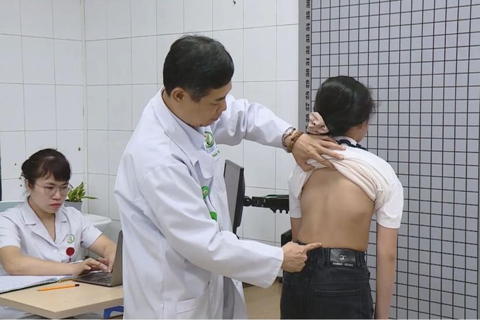Phát hiện vẹo cột sống muộn giảm chất lượng điều trị - Đài Phát thanh và truyền hình Hà Nội