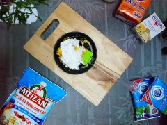 Thêm sữa tươi, muối, bơ và trứng gà đã được đánh đều vào bột, trộn đều hỗn hợp bột cho tất cả vào cùng với bí đỏ. Trộn đều tất cả thành hỗn hợp đồng nhất. Ủ bột 5 phút.