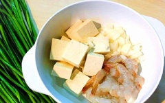 Tôm lột vỏ, xẻ lưng lấy bỏ chỉ đen ra, rửa sạch, để ráo. Hẹ rửa sạch, cắt khúc.