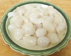Vải mua về bóc sạch vỏ, dùng dao tách lấy cùi vải, bỏ hạt, cho ra đĩa.