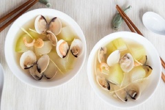 Múc canh ra bát và thưởng thức. Món canh nghêu, tôm khô nấu bí đao không chỉ đơn giản trong nguyên liệu và cách chế biến, bạn chỉ cần dành chút thời gian là đã có một tô canh hấp dẫn để bữa cơm của cả nhà thêm ngon rồi đấy!