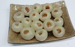 Quả vải mua về bóc vỏ, tách bỏ hột. Sau đó pha hỗn hợp nước gồm 300g muối trong 1 lít nước rồi ngâm ngập trái vải trong khoảng 1 tiếng đồng hồ. Sau 1 tiếng thì bạn đổ vải ra cho ráo nước, xả lại vải với nước lạnh 1 lần cho hết vị mặn. Vị mặn này không đáng kể nên cũng không ảnh hưởng nhiều tới vị quả vải đâu nhé.