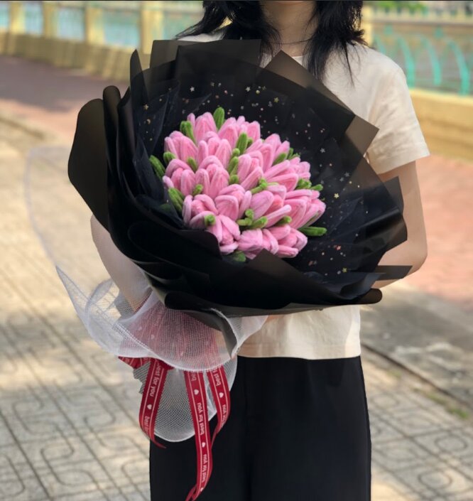 Hoa tulip kẽm nhung màu hồng ngọt ngào, mang ý nghĩa may mắn và niềm vui trong những ngày Tết sum vầy.