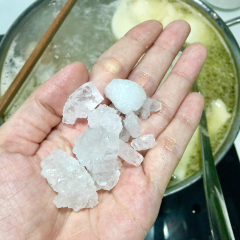 Đậu xanh vo sạch, cho vào nồi, đổ ngập nước đun lửa vừa. Khi đậu mềm, lần lượt bỏ nước dừa cho ngập nồi, thêm 200g đường phèn, cùi dừa xắt sợi, nêm lại cho vừa ngọt theo ý thích. Cuối cùng bỏ bó lá dứa vào, thêm nha đam, cho thêm phổ tai, đợi sôi tắt bếp, để nguội đập đá vào ăn thôi.
