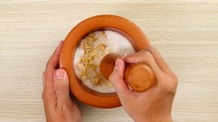 Giã nhuyễn 30gr mè trắng rang cùng 50gr đậu phộng và 10gr muối, 50gr đường. Bạn có thể điều chỉnh lại vị mặn ngọt theo sở thích bản thân.