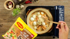 Phi thơm 5gr hành tím băm, cho tép vào xào đến khi chuyển sang màu đỏ thì đổ trứng cút và nước dừa vào đun sôi. Nêm thêm 1/2 muỗng canh hạt nêm và 1/2 muỗng canh đường thốt nốt rồi rim liu riu nhỏ lửa đến khi nước cạn gần hết thì tắt bếp.