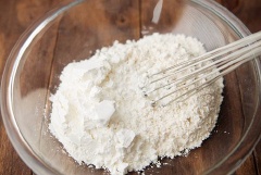 Trộn 40g bột bắp, 42g bột mì với nhau trong tô, để sang một bên.