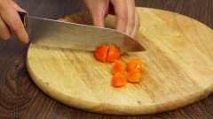 Cắt 4 chiếc thanh cua thành miếng vuông. Hấp chín 3 lòng đỏ trứng muối, cắt làm tư.