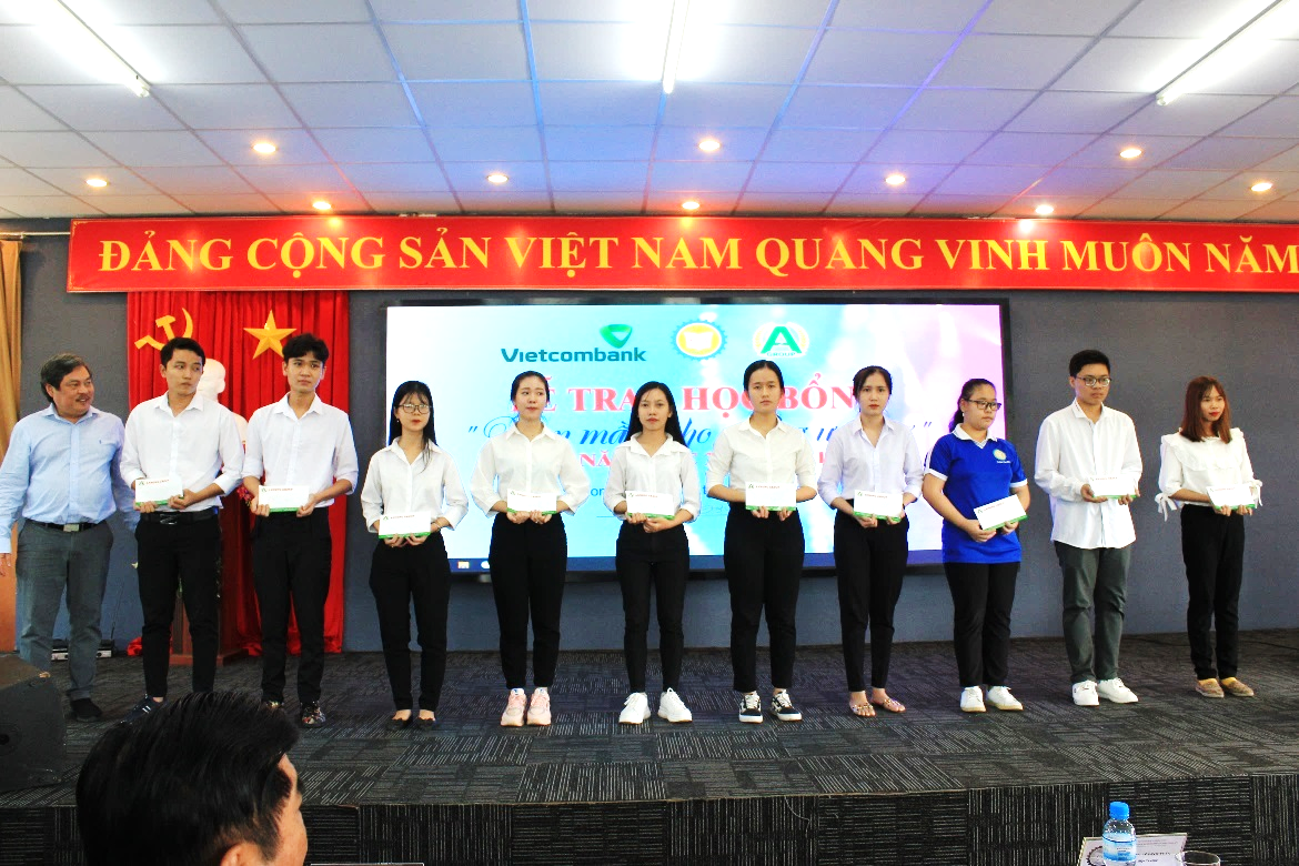 Các bạn sinh viên DLA nhận học bổng từ Ông Hoàng Hải - Chủ tịch HĐQT Tập Đoàn An Nông  