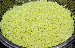 Gạo nếp vo sạch, để ráo. Cho bột nghệ vào thau nước, đổ gạo nếp vào ngâm 8 tiếng. Đậu xanh vo sạch, ngâm nước 4 tiếng rồi vớt ra cho ráo. Gạo ngâm xong thì đổ ra rổ, xả lại với nước, để ráo. Đun sôi nồi nước hấp, cho gạo và đậu xanh vào hấp chín, dùng giấy ngăn giữa đậu và gạo hoặc dùng nồi hấp có 2 ngăn để nguyên liệu không lẫn vào nhau.