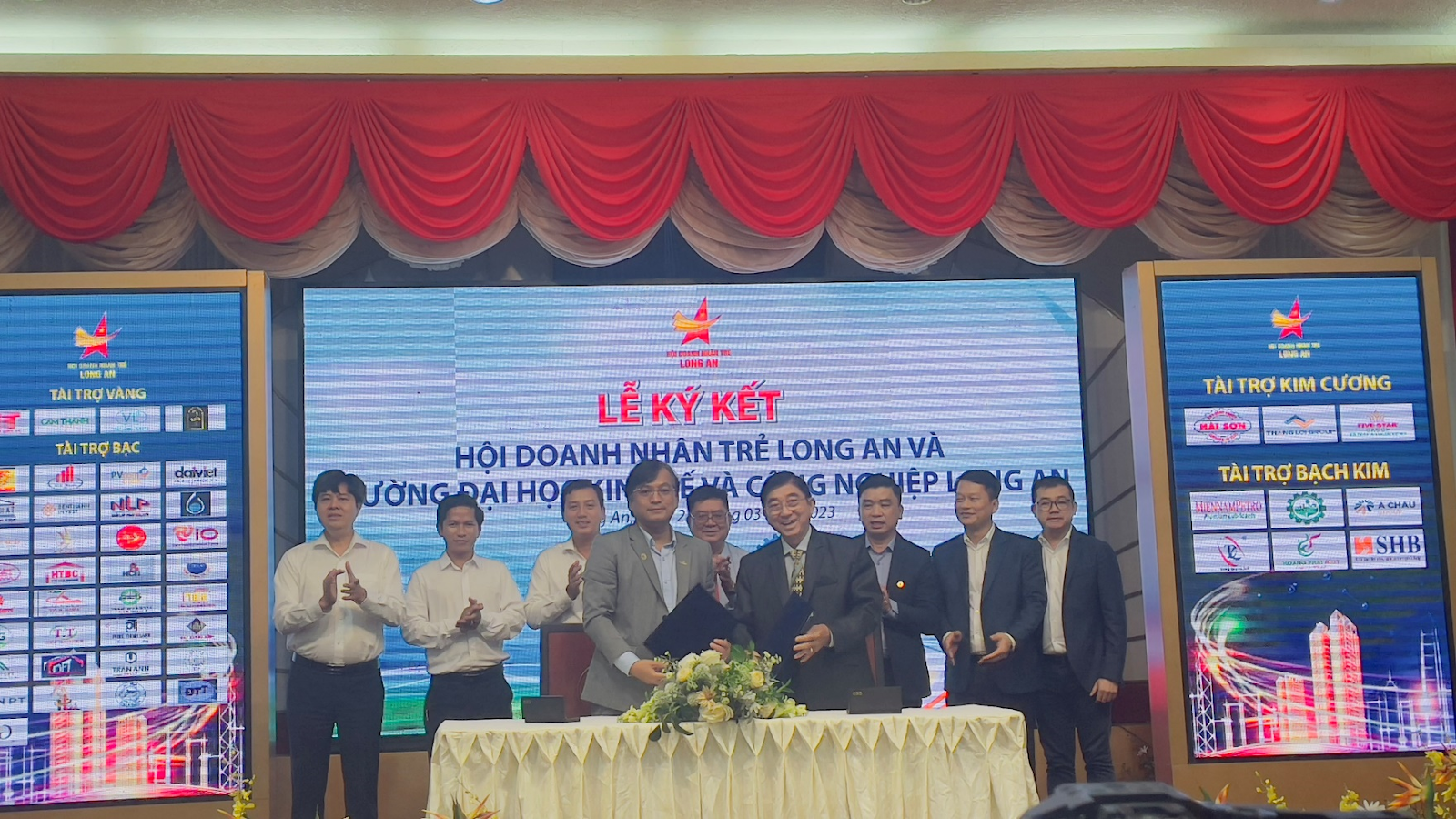 Ông Dương Long Thành – Chủ tịch Hội Doanh nhân trẻ tỉnh Long An và ThS Huỳnh Văn Xê – Phó Hiệu trưởng trường DLA ký kết hợp tác