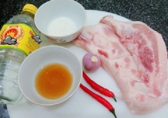 Chuẩn bị tất cả các nguyên liệu cho món ăn. Mỡ heo mua về rửa sạch, để ráo, rồi thái thành từng miếng vuông nhỏ đều nhau. Hành tím và ớt rửa sạch, thái nhỏ.