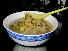Múc chè ra chén và thưởng thức.