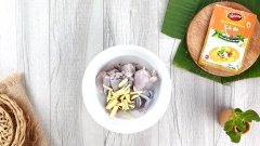 500gr thịt ếch bạn mua về rửa thật sạch, rồi ngâm cùng với 150ml rượu và 30gr gừng để khử mùi hôi của thịt ếch, rửa lại nước sạch để ráo nước rồi cho thịt ếch vào tô cùng với 20gr sả.