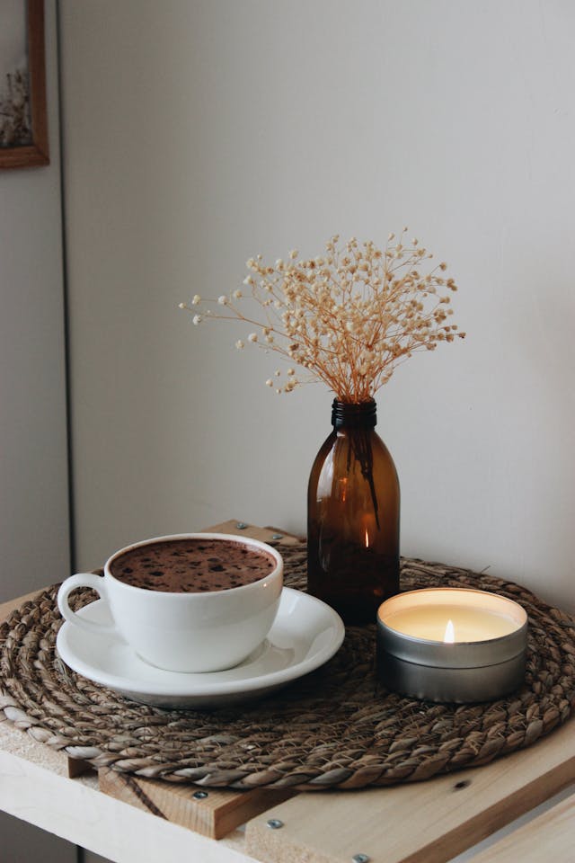 Mẹo nhỏ: Đặt một chậu cây nhỏ, ánh sáng dịu nhẹ hoặc nến thơm để tăng cảm giác thư giãn.