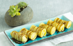 Cho bánh ra đĩa, rưới siro socola lên trên và thưởng thức.