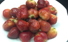 Dâu tây rửa sạch, bỏ cuống, cắt lát mỏng vừa ăn.