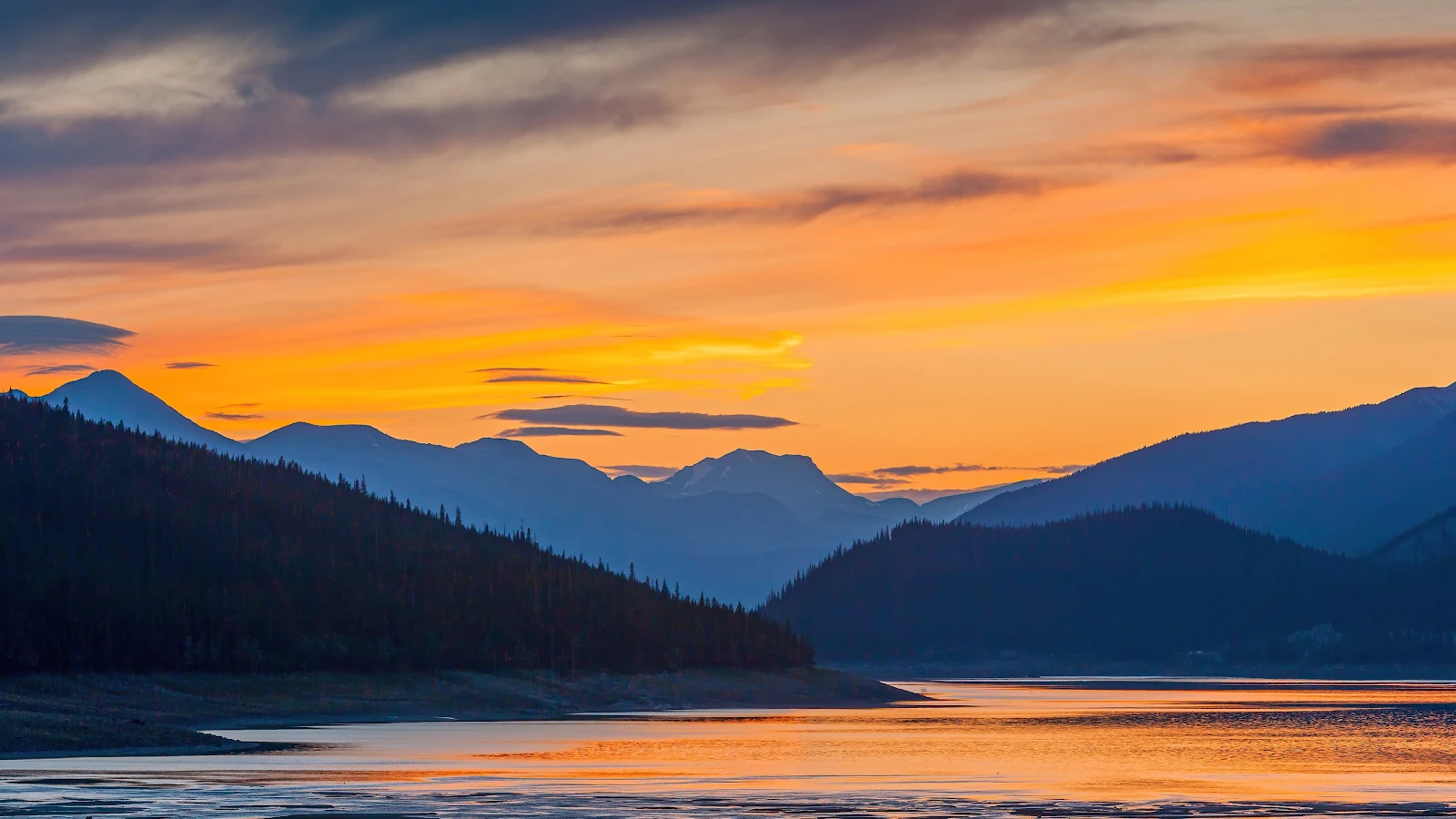 Sunset Mountains Lake 4K Desktop Wallpaper