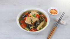Canh gà lá giang là món canh ngon, hấp dẫn cho bữa cơm gia đình. Vị chua dịu của lá giang kết hợp với vị béo mềm của thịt gà sẽ mang đến một bữa ăn ngon cho cả nhà.