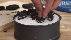 Bạn có thể rắc thêm bánh Oreo ở trên cùng cho đẹp mắt. Như vậy là chúng ta đã hoàn thành một chiếc bánh kem xinh xắn mà không cần dùng tới lò nướng rồi đấy!