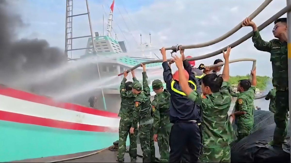 Khống chế kịp thời vụ cháy tàu cung ứng hàng hóa cho ngư dân tại Cần Giờ - Báo Tin Tức TTXVN