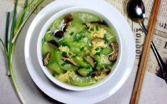 Múc canh ra tô và dùng với cơm trắng. Canh thanh mát, dễ nấu lại ngon miệng.