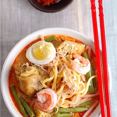 Các bạn nhanh tay chan nước cari và đậu hũ đang sôi nóng vào nhé! Vắt thêm một chút chanh vào nữa thì sẽ rất ngon, lạ miệng đấy. Ở Malaysia, họ còn ăn lẫn lộn cả mì cả bún khô luôn nha!