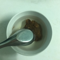 Me chua cho vào chén, thêm nước vào dằm cho me nát lọc lấy nước bỏ bã.