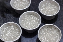 Bột báng cho vào nồi đổ ngập nước, đun khoảng 20 phút đến khi bột báng chuyển sang màu trong vắt thì đổ ra một cái rây cho ráo nước rồi múc vào khuôn nhỏ, chờ nguội.