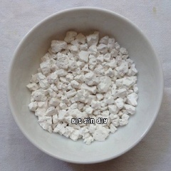 ho nước lạnh cao hơn bột sắn dây 1cm, quậy bột cho tan mịn. Sau đó lọc bột sắn dây qua rây cho sạch.