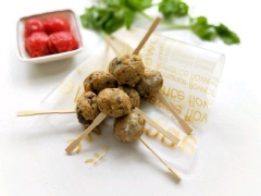 Đợi cá viên hơi nguội bớt là có thể cho các bé nhâm nhi rồi đấy. Để ăn cá viên nướng được ngon hơn, bạn có thể chuẩn bị thêm một loại sốt chấm mà cả nhà yêu thích nhé. Nếu bé nhà bạn không ăn được cay thì tốt nhất chỉ cho bé chấm tương cà hoặc sốt mayonnaise có bán sẵn ở siêu thị thôi nhé.