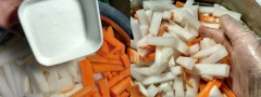 Củ cải, cà rốt bào vỏ rồi thái con chì. Cho củ cải, cà rốt vào âu. Thêm 50g muối vào âu củ cải trộn đều và ngâm trong 2 giờ.