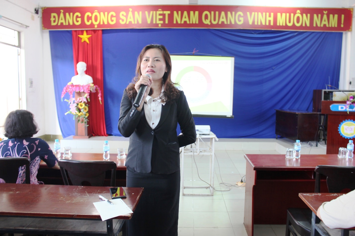 Bà Bùi Thị Hồng, chuyên gia tư vấn sức khỏe sinh sản nữ sinh mang đến nhiều thông tin bổ ích cho đoàn viên, sinh viên nữ DLA