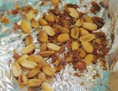 Đậu phộng rang vàng, xát bỏ vỏ lụa bên ngoài, giã thô.