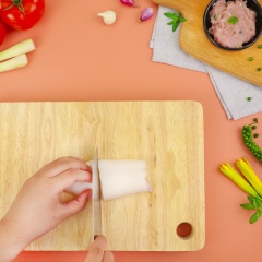 Sơ chế: Các loại rau nhặt sạch cắt khúc vừa ăn. Sả cây và ớt đập dập. Cà chua cắt múi cau, thơm cắt lát. Mực ống làm sạch, cắt khúc 6cm, dùng kéo cắt xung quanh 2cm thành hình hoa, chần sơ qua nước sôi, để ráo.