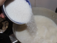 Trộn đều 10gr bột rau câu với 140gr đường trắng. Sữa đậu nành sôi thì cho đường và rau câu vào, khuấy tan.